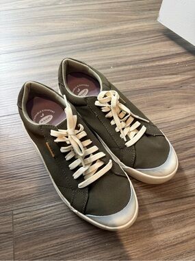 Dr. Scholl's Men's Olive Canvas Low-Top Sneakers with Cream Laces